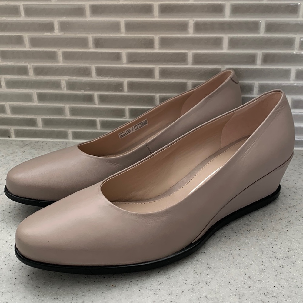 ECCO WOMEN'S SHAPE 45 LEATHER  WEDGE PUMP Size 7 Danish Design
